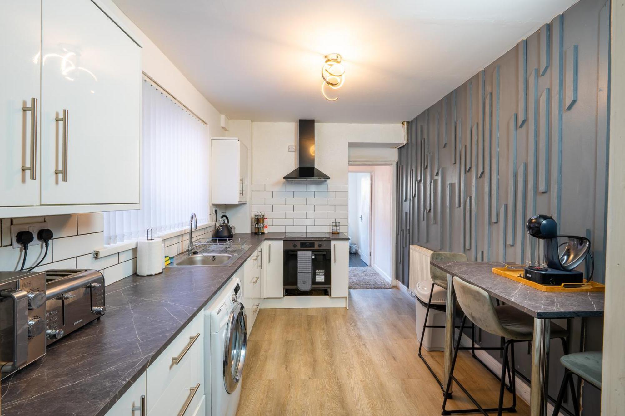 4-Bedroom Home - Ideal For Groups Working Away From Home Swansea Exterior photo
