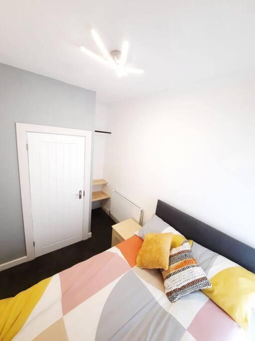 4-Bedroom Home - Ideal For Groups Working Away From Home Swansea Exterior photo