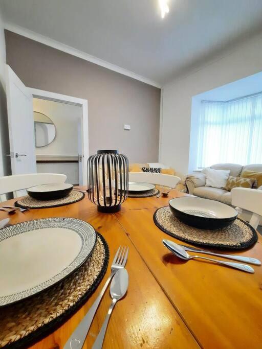 4-Bedroom Home - Ideal For Groups Working Away From Home Swansea Exterior photo