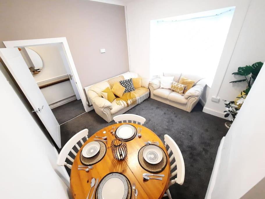 4-Bedroom Home - Ideal For Groups Working Away From Home Swansea Exterior photo