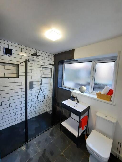 4-Bedroom Home - Ideal For Groups Working Away From Home Swansea Exterior photo